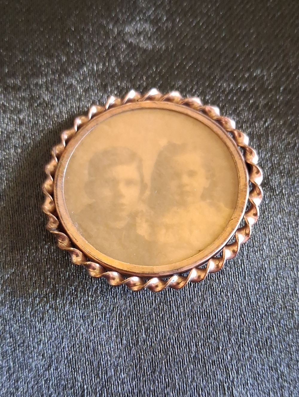 Victorian Antique Mourning Brooch Round Copper-Tone Picture Frame -